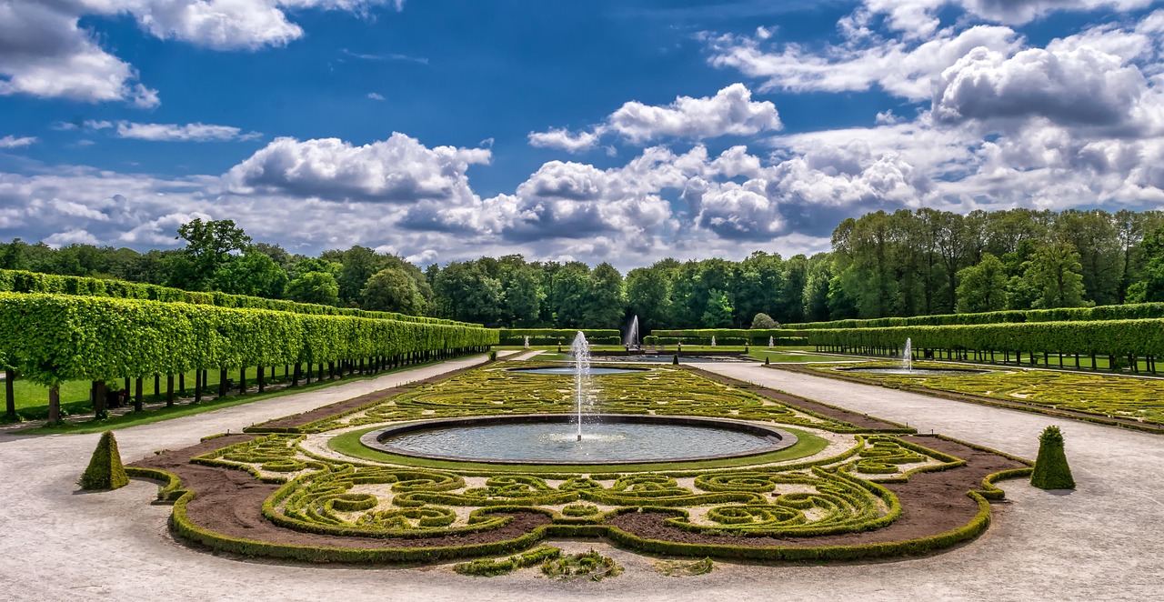 Innovatieve waterval met geïntegreerde plantenbakken.