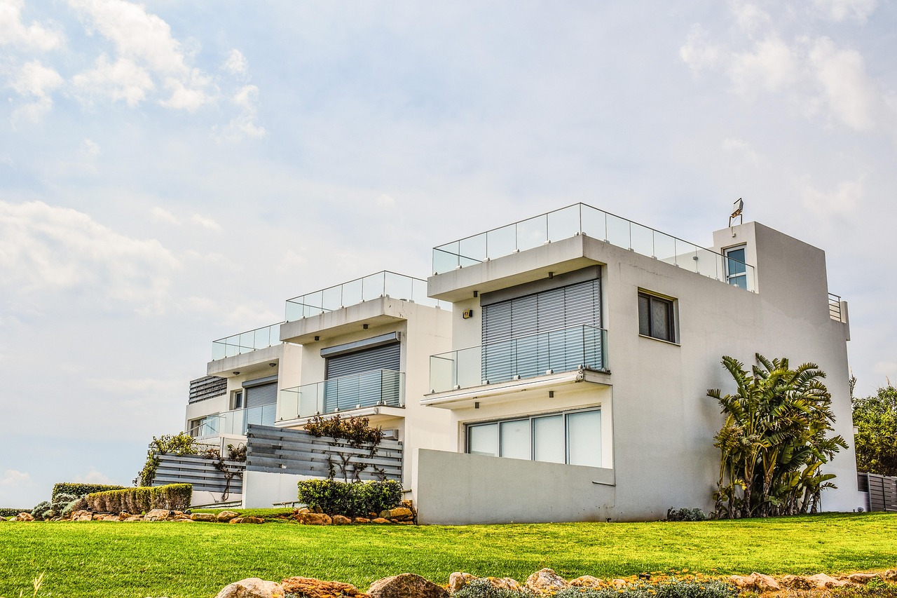 Moderne binnentuin met koele blauwtinten. Moderne binnentuin met koele blauwtinten.
