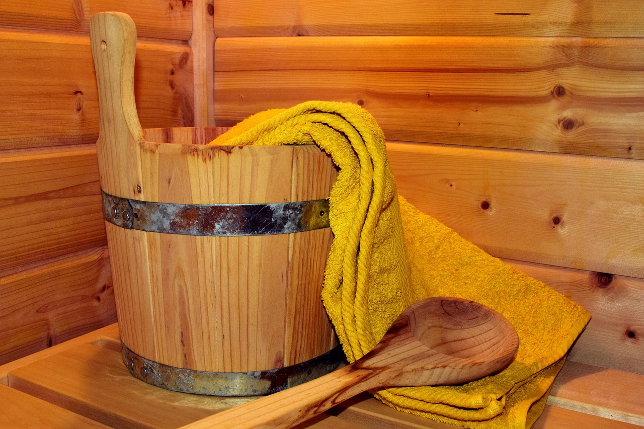 Man ontspant in een dampende outdoor sauna. Man ontspant in een dampende outdoor sauna.