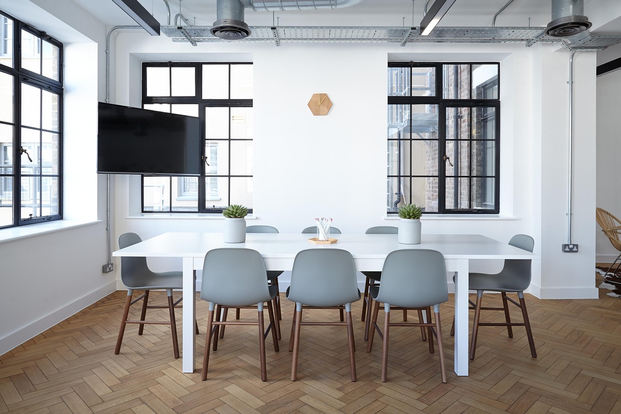 Ergonomische kantoorinrichting met slimme verlichting.