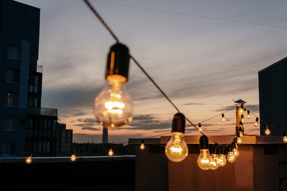 Energiezuinige lantaarns op sfeervol verlicht terras. Energiezuinige lantaarns op sfeervol verlicht terras.