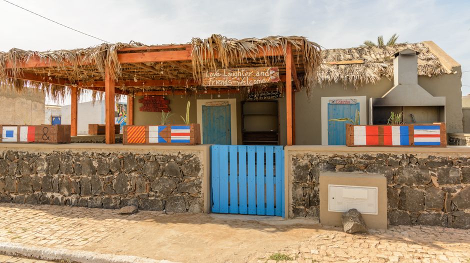 Zomers strandhuisdecor met kleurrijke zeegezichten.