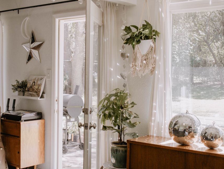 Macramé hanger met kleurrijke kamerplant.