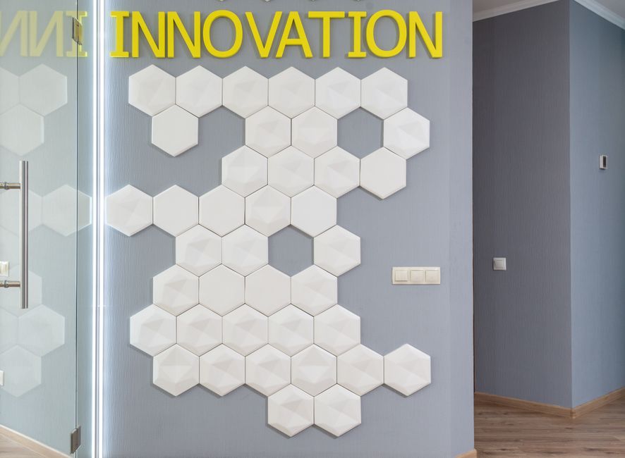 Modulaire wandbekleding in een moderne woonkamer. Modulaire wandbekleding in een moderne woonkamer.