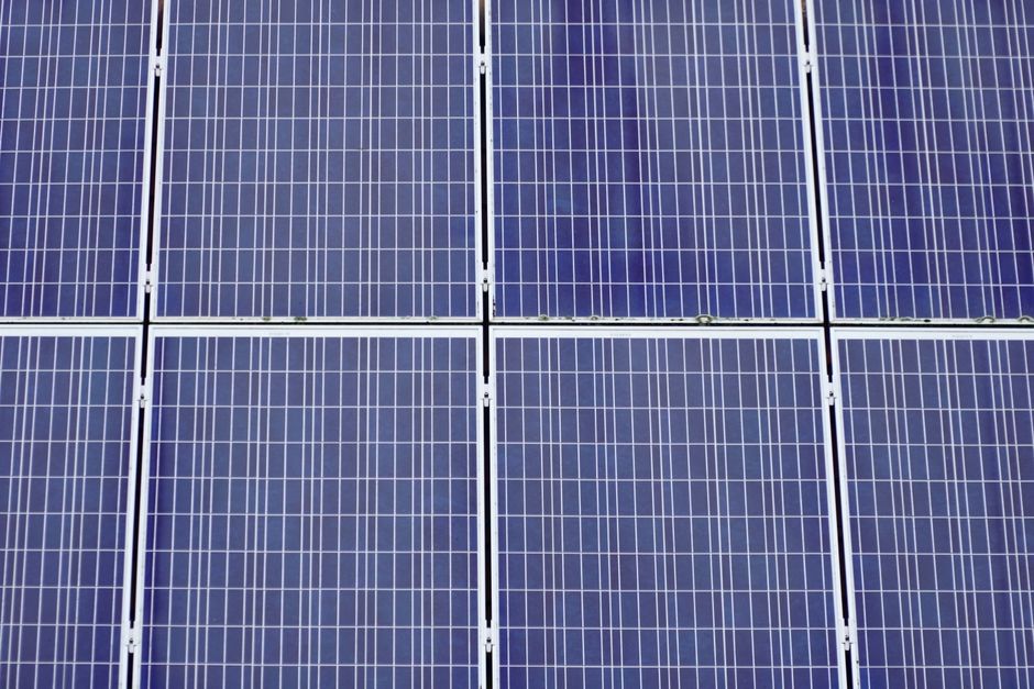 Innovatieve dakpanelen besparen energie in warm weer.