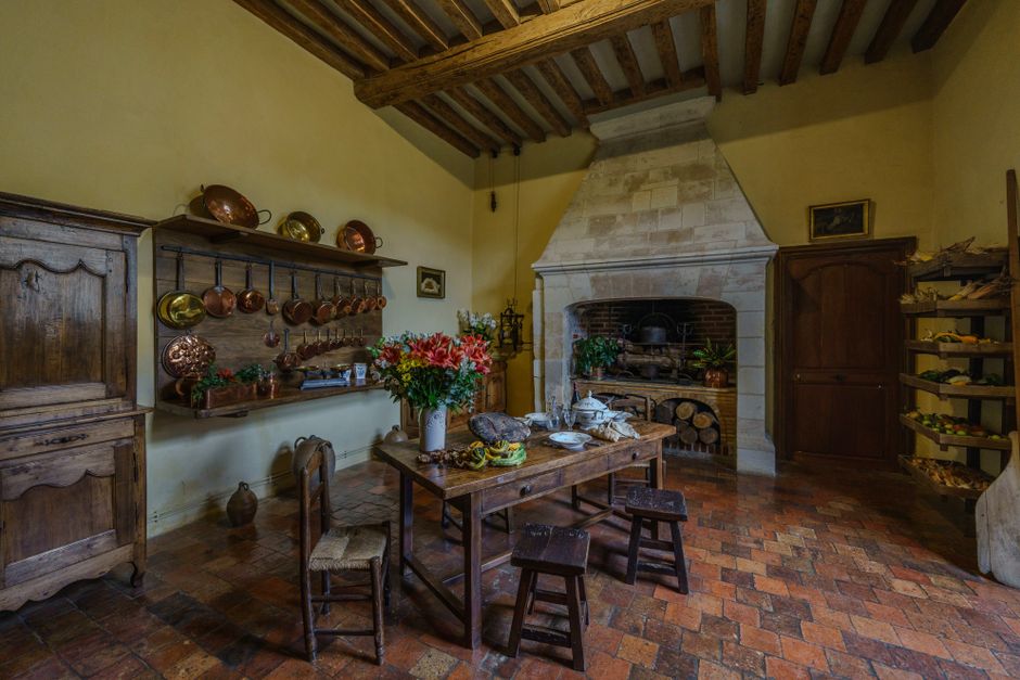 Gezellige Franse keuken met aardse tinten en hout. Gezellige Franse keuken met aardse tinten en hout.