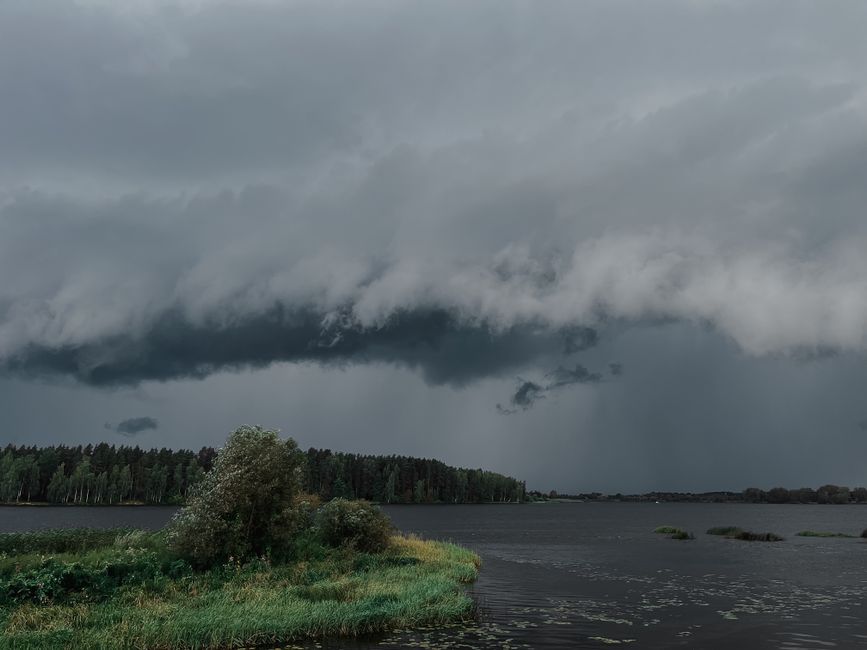 Tuinmeubelen vastgezet vanwege naderende nazomerstorm. Tuinmeubelen vastgezet vanwege naderende nazomerstorm.