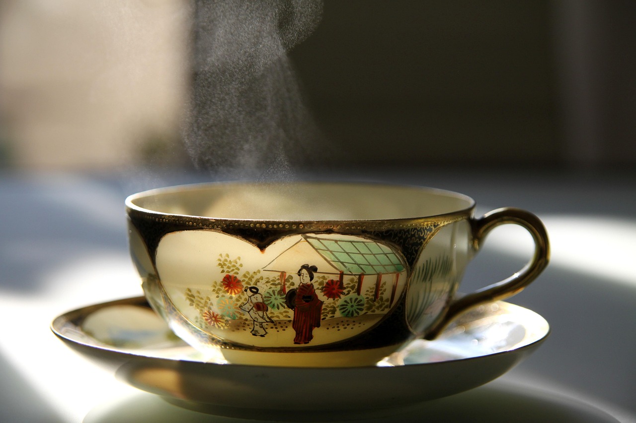 Hand die matcha groentea poeder in kom bereidt