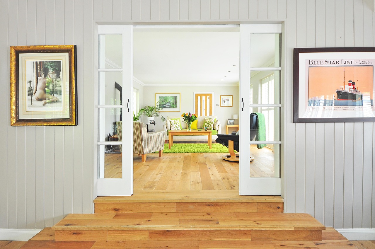 Minimalistische slaapkamer met slimme raamoplossingen.