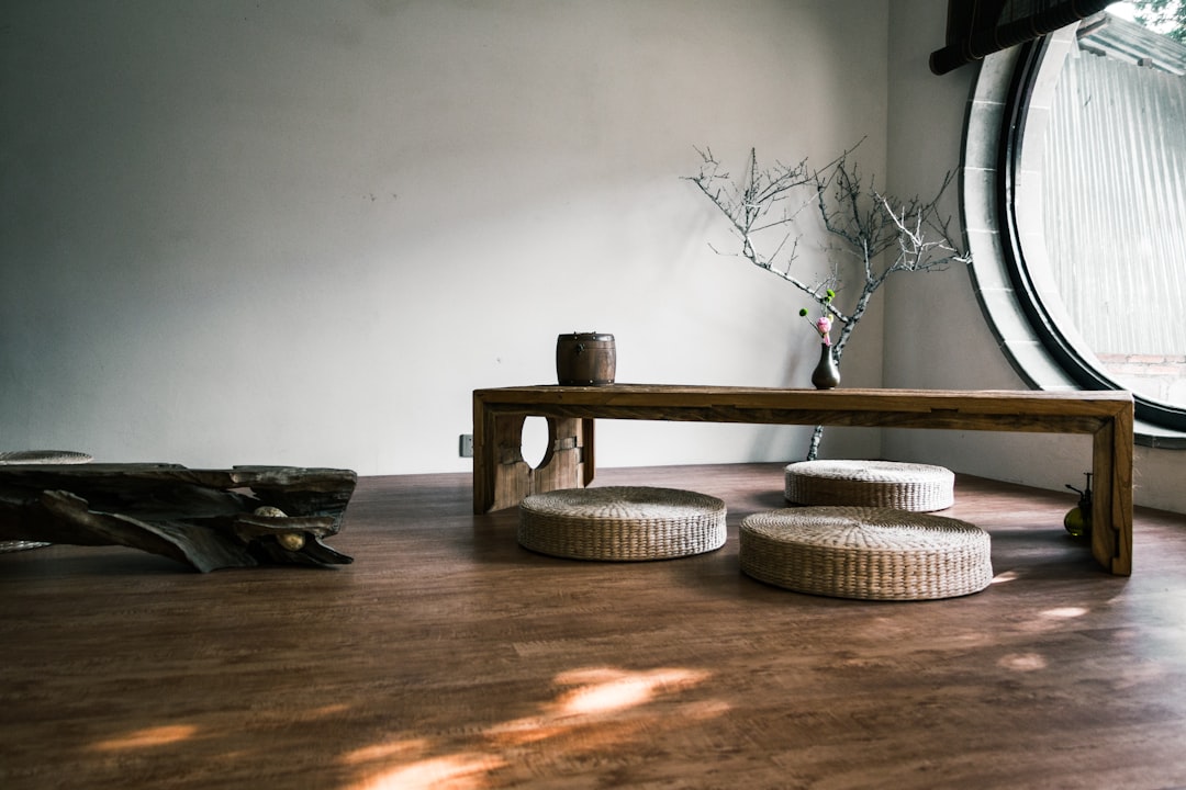 Wabi-sabi woonkamer met rustieke houten meubels. Wabi-sabi woonkamer met rustieke houten meubels.