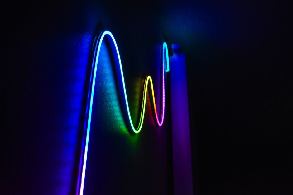 Tuinpad verlicht door veelkleurige LED-lampen. Tuinpad verlicht door veelkleurige LED-lampen.