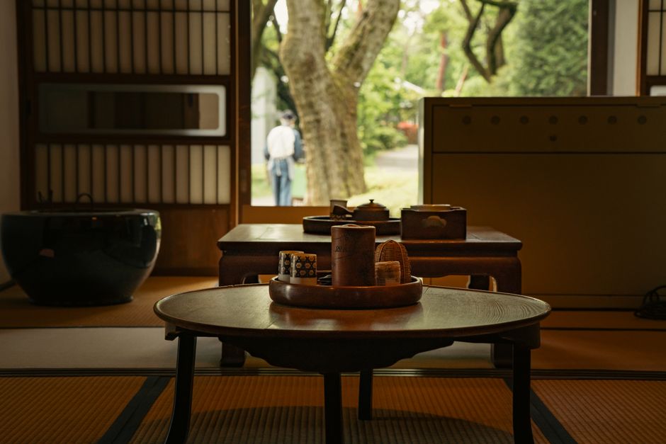 Japandi-meubels gecombineerd met warme herfstdecoraties.