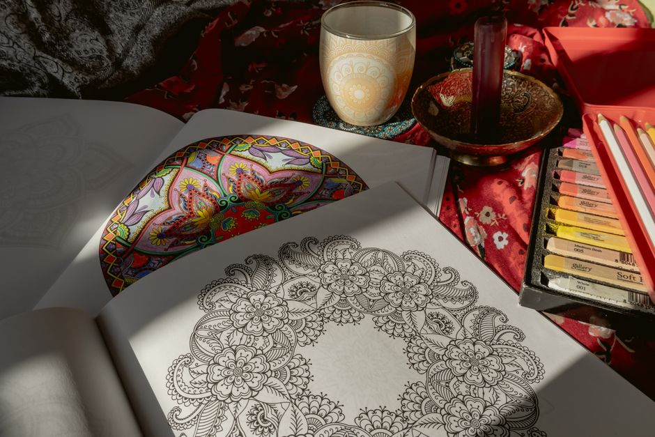 Handgemaakte gordijnen met delicate mandala ontwerpen. Handgemaakte gordijnen met delicate mandala ontwerpen.