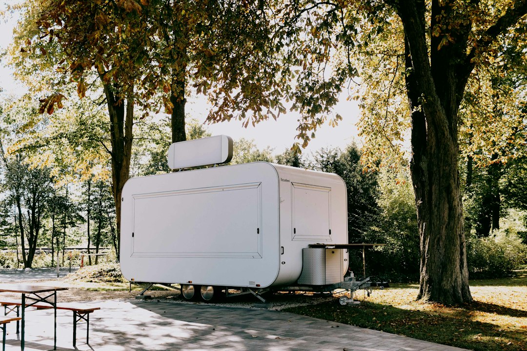 Buitenkeuken met herfstdecoraties en warme verlichting. Buitenkeuken met herfstdecoraties en warme verlichting.