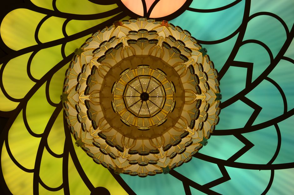 Herfstbladeren en mandala gordijnen in woonkamer. Herfstbladeren en mandala gordijnen in woonkamer.
