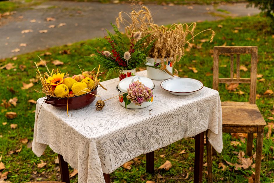 Houten accenten versieren herfsttafel met servetten. Houten accenten versieren herfsttafel met servetten.