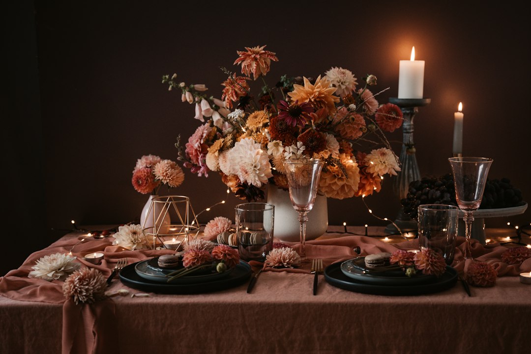 Paisley servetten op rustieke herfsttafelsetting. Paisley servetten op rustieke herfsttafelsetting.