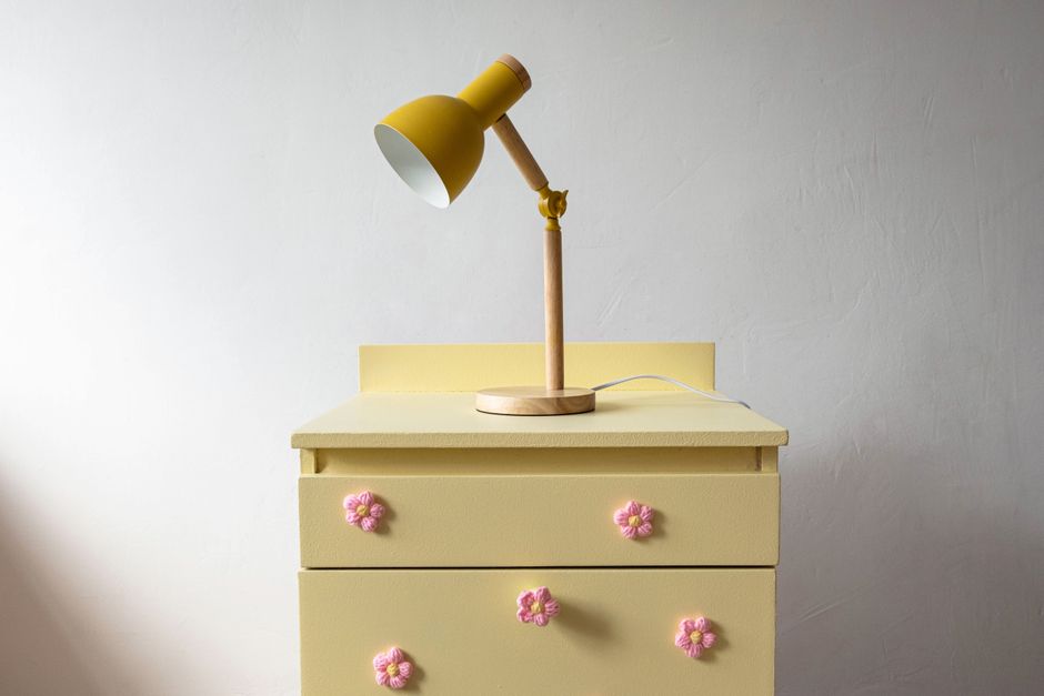 Creatieve hoes van herfstmateriaal op bank Creatieve hoes van herfstmateriaal op bank