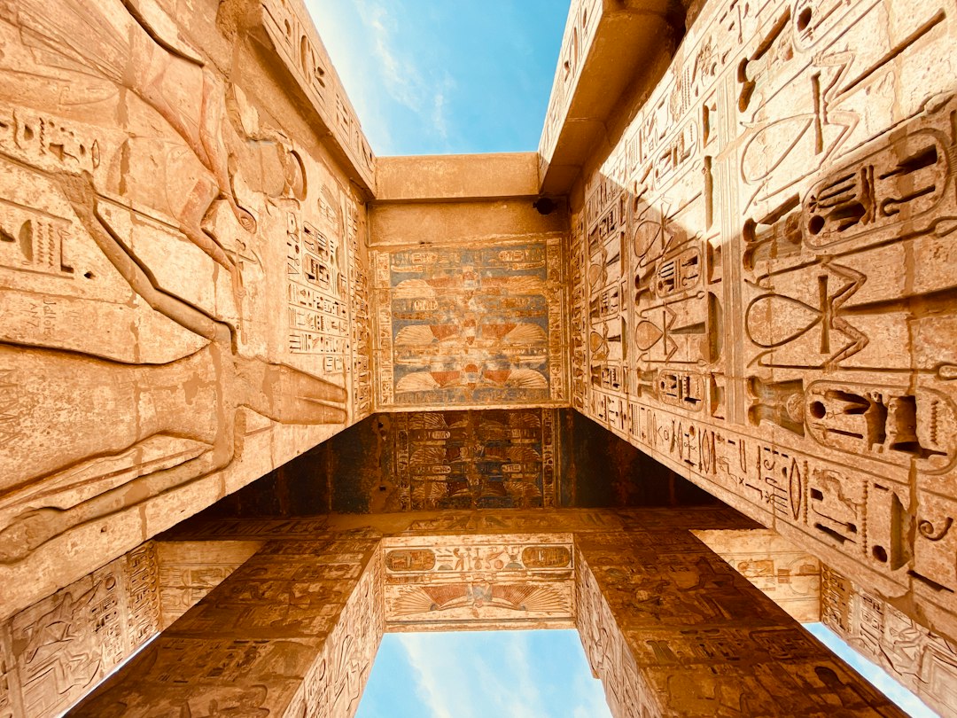 Canvas met Egyptische piramiden en kalligrafie. Canvas met Egyptische piramiden en kalligrafie.